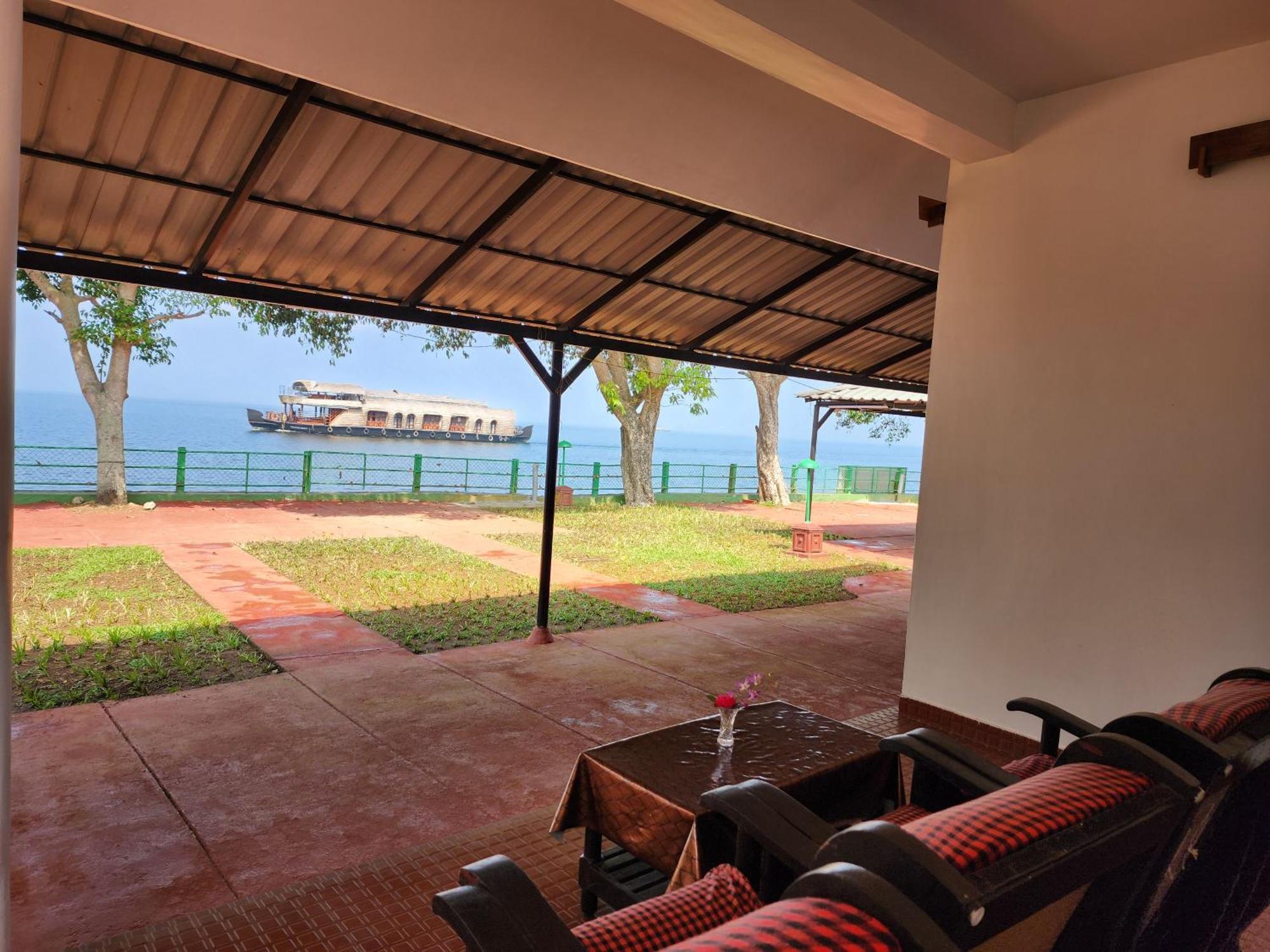 Illikkalam Lakeside Cottages Kumarakom Kerala Eksteriør billede